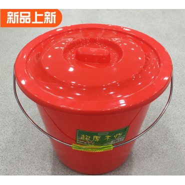 普通红色带盖手提水桶...